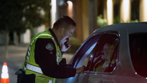 Un carro siendo parado por la policía.