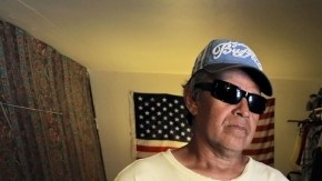 Miguel Barahona  dice  que un día regresaba de pasear,  se sentó a ver televisión y todo se tornó negro.