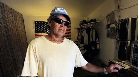 Miguel Barahona  dice  que un día regresaba de pasear,  se sentó a ver televisión y todo se tornó negro.