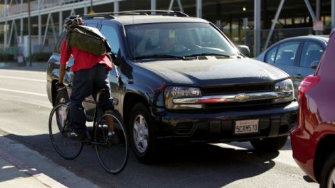 La nueva ley obligará a disminuir la velocidad cuando el conductor no puede dar un espacio de tres pies al ciclista.