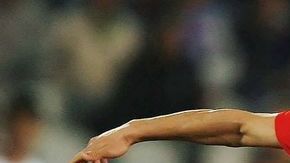 En la imagen, el crack egipcio Ahmed Hassan durante un amistoso contra Argentina.