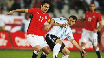 En la imagen, el crack egipcio Ahmed Hassan durante un amistoso contra Argentina.