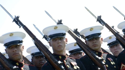 Planean reducir la fuerza uniformada recortando las tropas de una cifra récord de 570 mil en tiempo de guerra a 490 mil para 2017.