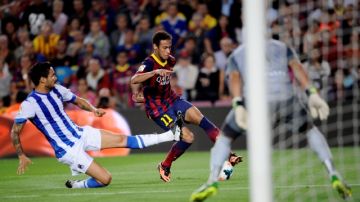 Neymar (11) aprovechó los  desaciertos de la zaga y el arquero de la Real Sociedad para anotar su primer gol en la Liga con el Barcelona.