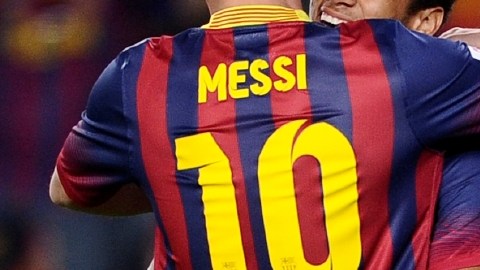 El brasileño Neymar (der.) celebra junto a Messi su primer gol en la Liga con el Barcelona.
