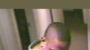 Fotos tomadas de videos de seguridad muestran a un hombre buscado en cerca de 30 violaciones y robos en tres condados del sur de California.