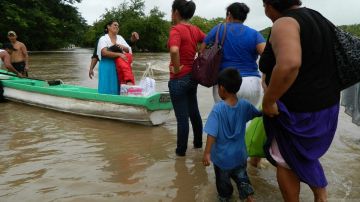 Muchas poblaciones en Oaxaca y Guerrero siguen inundadas.