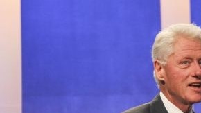 Bill Clinton y Barack Obama se saludan antes de comenzar la sesión dedicada a la Ley de Salud.