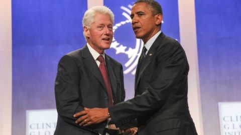 Bill Clinton y Barack Obama se saludan antes de comenzar la sesión dedicada a la Ley de Salud.