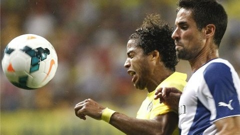 El jugador mexicano del Villarreal Giovani (i) pelea un balón con Raúl Rodríguez, del RCD Espanyol