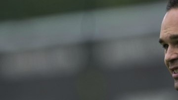 El mediocampista español Andrés Iniesta desea terminar su carrera en el Barcelona