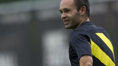 El mediocampista español Andrés Iniesta desea terminar su carrera en el Barcelona