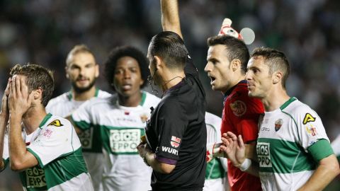 Muñiz reaccionó a los reclamos de los jugadores del Elche.