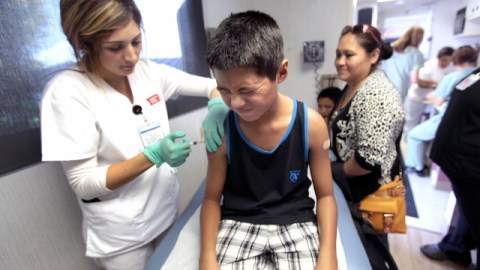 José Manjarrez recibe vacunas en una feria de salud. Promoverán beneficios de la reforma federal de salud entre latinos.