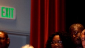 El gobernador de California, Jerry Brown, estampó ayer su firma en  Los Ángeles para que oficialmente el sueldo mínimo en California aumente hasta 10 dólares la hora en un lapso de tres años.