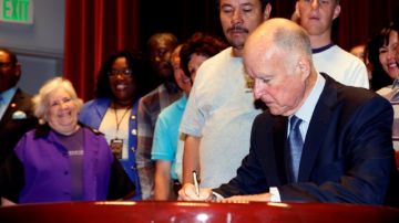 El gobernador de California, Jerry Brown, estampó ayer su firma en  Los Ángeles para que oficialmente el sueldo mínimo en California aumente hasta 10 dólares la hora en un lapso de tres años.
