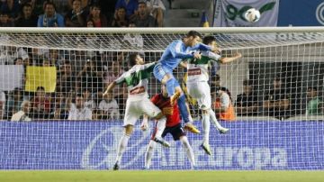 Cristiano Ronaldo (centro) salta a rematar entre Botía (segundo izq.) y Manu del Moral (der.),  en el juego disputado en el Estadio Martínez Valero.