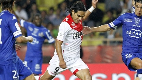 El colombiano Radamel Falcao (9), del Mónaco, disputa el balón con Francois-Joseph Modesto (der.), del Bastia, ayer.