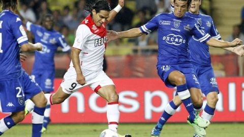 El colombiano Radamel Falcao (9), del Mónaco, disputa el balón con Francois-Joseph Modesto (der.), del Bastia, ayer.