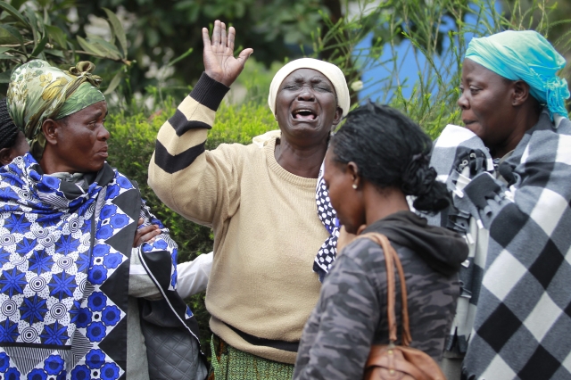 Mary Italo (cen.) se lamentaba, ayer, tras descubrir el cadáver de su hijo de 33 años fallecido en el ataque terrorista al centro comercial Westgate, ocurrido el pasado 21 de septiembre en Nairobi.