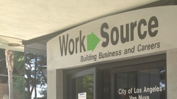 Muchos desempleados asisten a diario a la oficina del gobierno reclamando sus cheques atrasados.