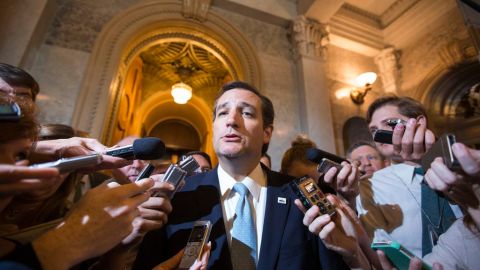 Ted Cruz es entrevistado por los reporteros de la fuente al término de su discurso de 21 horas.
