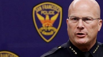 El jefe de policía de San Francisco Greg Suhr informa del arresto de dos personas relacionadas con el apuñalamiento mortal de un fanático del béisbol de los Dodgers cerca de AT&T Park de San Francisco.