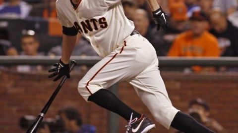 Tim Lincecum, de los Gigantes, da un toque de sacrificio contra los Dodgers de Los Angeles en el quinto inning del partido de béisbol en San Francisco.