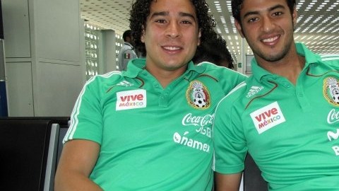 Guillermo Ochoa (izquierda) sí fue considerado por Vucetich, pero Carlos Vela (derecha) no aparece en la lista