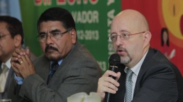 El jefe de Cooperación de la Unión Europea, Tomás Pallás (der.), con el director de Protección Civil de El Salvador, Jorge Meléndez