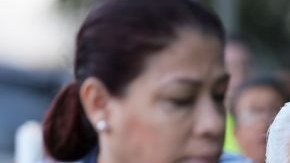 Una procesión formada por miembros de la familia del joven fallecido Carlos Oliva y de la comunidad, partió de la iglesia de Santa Lucía hacia una reunión con oficiales del Sheriff. de Terrazas Park.