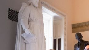 El líder de la mayoría en la Cámara, Eric Cantor (centro), y los demás miembros de ese cuerpo legislativo deberán evaluar la medida de presupuesto aprobada en el Senado.