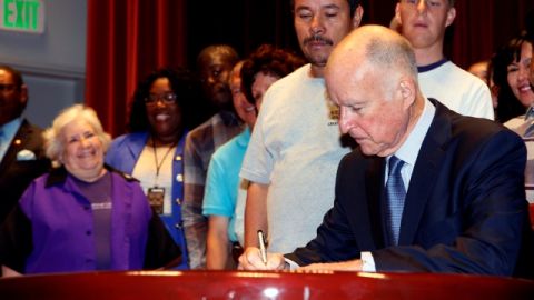 Se espera que el gobernador Jerry Brown respalde el proyecto de ley que otorgará licencias de conducir a indocumentados en California.
