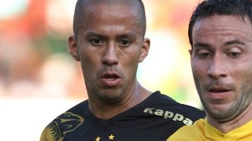 Luis Gabriel Rey, delantero del América, intenta proteger el esférico