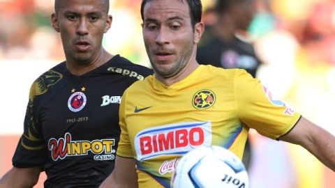 Luis Gabriel Rey, delantero del América, intenta proteger el esférico