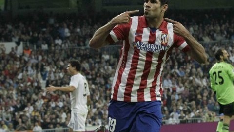 El delantero brasileño del Atlético de Madrid Diego Costa celebra tras marcar ante el Real Madrid