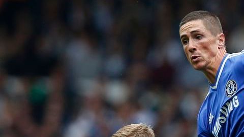 Torres y Vertonghen en la jugada que motivó que echaran al español.