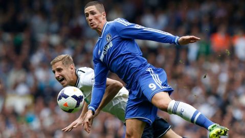 Torres y Vertonghen en la jugada que motivó que echaran al español.