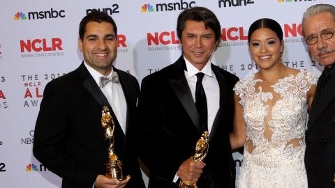 Youssef Delara (i), Lou Diamond Phillips, Gina Rodríguez y Edward James Olmos posan con el Premio Alma a la película de "Filly Brown".