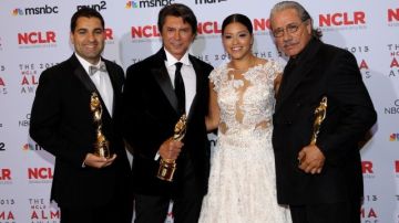 Youssef Delara (i), Lou Diamond Phillips, Gina Rodríguez y Edward James Olmos posan con el Premio Alma a la película de "Filly Brown".