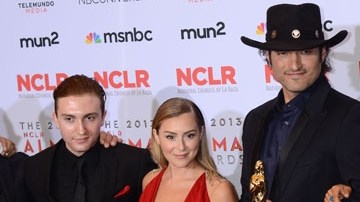 De izq. a der.: Daryl Sabara, Alexa Vega, Robert Rodriguez, Rosario Dawson y Jessica Alba en los Premios Alma en el Pasadena Civic Auditorium en Pasadena, California.
