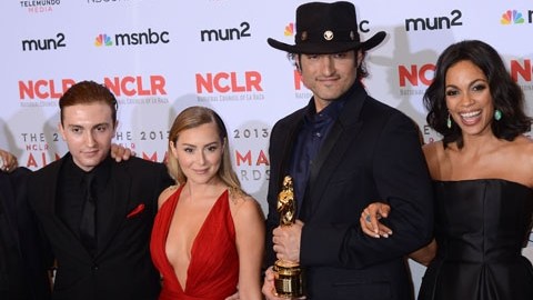 De izq. a der.: Daryl Sabara, Alexa Vega, Robert Rodriguez, Rosario Dawson y Jessica Alba en los Premios Alma en el Pasadena Civic Auditorium en Pasadena, California.