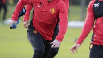 Rooney haría mancuerna hoy con van Persie.