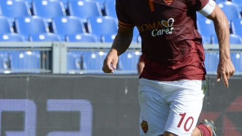 Francesco Totti tiene a la Roma en la cima de la Serie A.