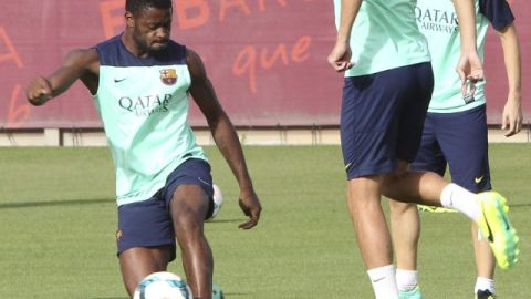 Alex Song (izq) y Gerard Piqué en la práctica de ayer del Barcelona.