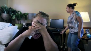 Francisca Melgar, madre de Frank Herrera, quien fue encontrado sin vida en el Sur de Los Ángeles, llora sin consuelo.