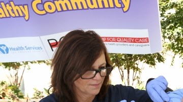 El Dr. Mitchell Katz, del Centro Médico LAC+USC da el ejemplo a sus colegas. Autoridades instan a trabajadores de Salud y al público en general   a vacunarse contra la enfermedad.