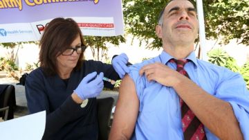 El Dr. Mitchell Katz, del Centro Médico LAC+USC da el ejemplo a sus colegas. Autoridades instan a trabajadores de Salud y al público en general   a vacunarse contra la enfermedad.