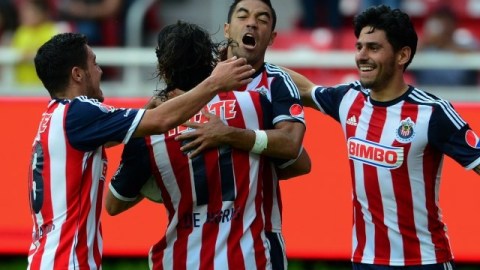 El delantero de Chivas, Marco Fabián, consiguió el gol del empate a cinco minutos del final