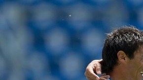 Gustavo Alustiza y Carlos Sanchez celebran uno de los goles del Puebla